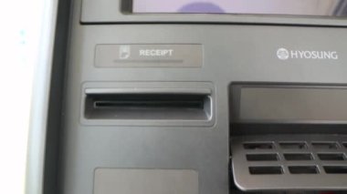 ATM 'den 100.000 nakit para çekiliyor. ATM 'den nakit al. ATM 'de işlem makbuzu