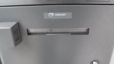 ATM 'den 100.000 nakit para çekiliyor. ATM 'den nakit al. ATM 'de işlem makbuzu