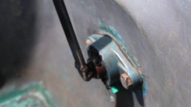 Pedal dingilinde döndür. Geleneksel tekne pedal ekseni döndürmesi.