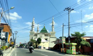 Cava 'daki cami, Yogyakarta' daki sokak manzarası, Java Endonezya. Fotoğraf 28 Mayıs 2023 'te çekildi.