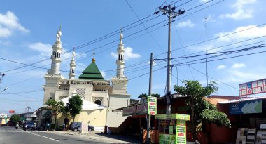 Cava 'daki cami, Yogyakarta' daki sokak manzarası, Java Endonezya. Fotoğraf 28 Mayıs 2023 'te çekildi.