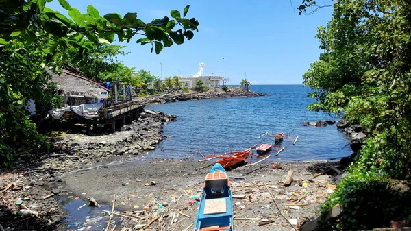 Salah Satu Teluk Dan Bangunan Yang Terbengkalai Pantai Manado — Stok Foto
