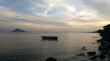Manado, Tateli köyünün kıyısında alacakaranlık.