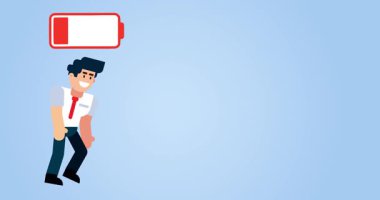 Yorgun işadamı, mavi arka planda zayıf pil göstergesi ile yürüyor. Bu da tükenmişlik ve işyeri yorgunluğunu temsil ediyor.