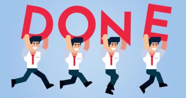 Mavi arkaplan üzerine bitirilmiş metin ile çalışan işadamı görev tamamlama başarısını ve iş başarısını sembolize ediyor