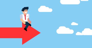 Bulutların Arasında Yürüyen Kırmızı Ok 'un Üzerinde Oturan Kendine Güvenen Adam