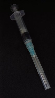 Tek bir beyaz arkaplanda şırınga