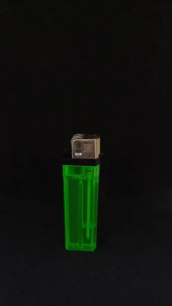 清澈的绿色塑料气体打火机 在黑色背景上隔离气体打火机 剪切面设计 — 图库照片