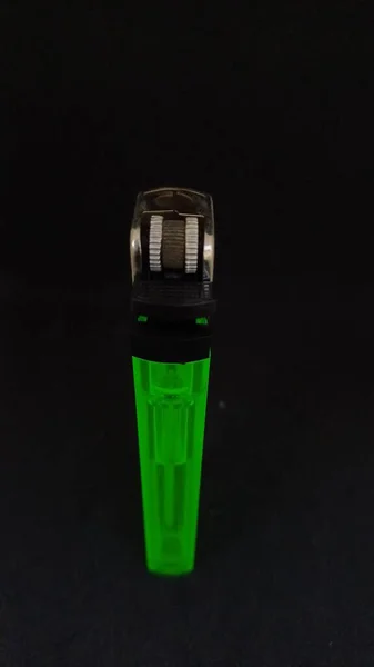 Чистый Зеленый Пластиковый Газовый Зажигалка Газовая Зажигалка Изолирована Черном Фоне — стоковое фото