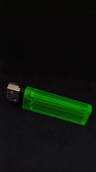 Przezroczysta Zielona Plastikowa Zapalniczka Zapalniczka Gazowa Izolowana Czarnym Tle Sekcją — Zdjęcie stockowe