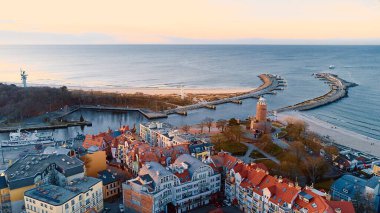 Polonya 'daki Kolobrzeg şehrinin hava görüntüsü.