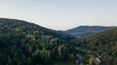 Dağlarda dağları olan güzel bir manzara.
