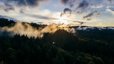 Akşamları gün batımının olduğu güzel bir dağ manzarası. Bieszczady Dağları, Polonya.