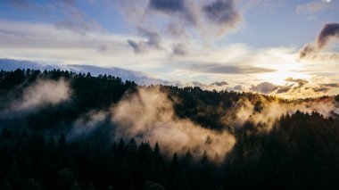 Akşamları gün batımının olduğu güzel bir dağ manzarası. Bieszczady Dağları, Polonya.