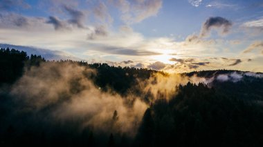 Akşamları gün batımının olduğu güzel bir dağ manzarası. Bieszczady Dağları, Polonya.