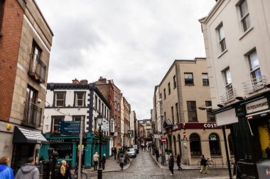İrlanda 'nın Dublin şehrinin sokak manzarası.