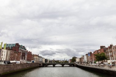 İrlanda 'nın Dublin şehrinin sokak manzarası.