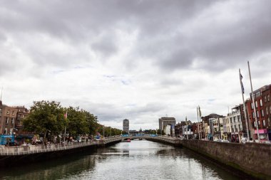 İrlanda 'nın Dublin şehrinin sokak manzarası.