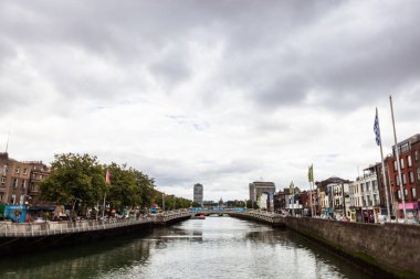 İrlanda 'nın Dublin şehrinin sokak manzarası.
