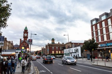 İrlanda 'nın Dublin şehrinin sokak manzarası.