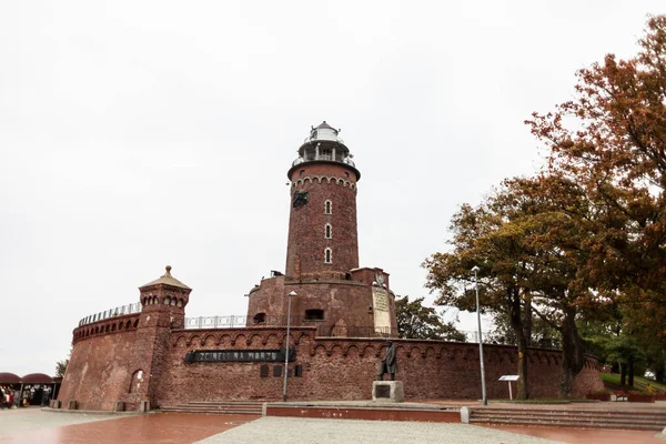 Gökyüzünün arka planındaki deniz feneri. Kolobrzeg, Polonya.