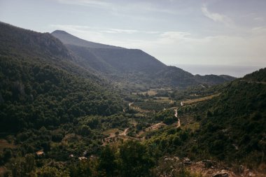 Dağlardaki vadi. Dalmaçya, Hırvatistan.