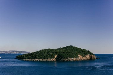 Adriyatik Denizi manzarası, bulutlu dağlar, gökyüzü, güneşli bir günde kayalar. Dalmaçya, Hırvatistan.