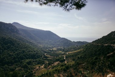 Dağlardaki vadi. Dalmaçya, Hırvatistan.