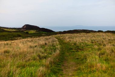 Howth, Dublin, İrlanda 'da bulutlu bir gün. Yaya yürüyüşü.