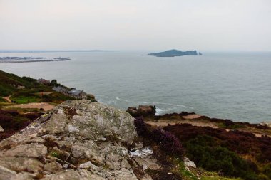 Howth, Dublin, İrlanda 'da bulutlu bir gün. Yaya yürüyüşü.