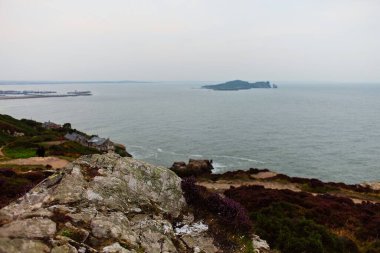Howth, Dublin, İrlanda 'da bulutlu bir gün. Yaya yürüyüşü.