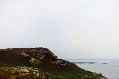 Howth, Dublin, İrlanda 'da bulutlu bir gün. Yaya yürüyüşü.