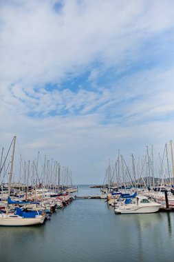 Howth marinasında yelkenli sürüyor. Howth, Dublin, İrlanda 'da bulutlu bir gün. 