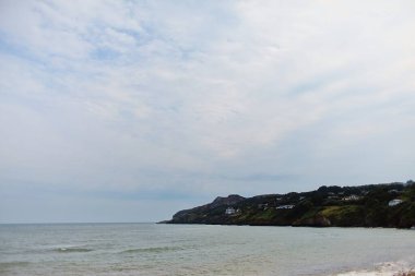 Limanda ve marinada bulutlu bir günde Howth, Dublin, İrlanda. 