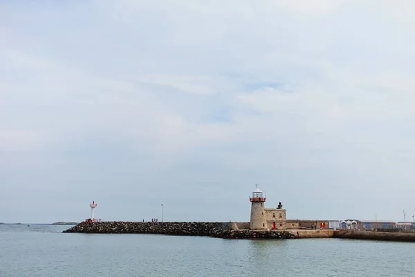 Howth Lighthouse 爱尔兰都柏林Howth多云天气下的港口和码头 — 图库照片
