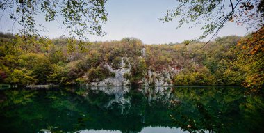 Hırvatistan 'da Sonbaharda Plitvice Gölleri Ulusal Parkı.