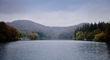 Hırvatistan 'da Sonbaharda Plitvice Gölleri Ulusal Parkı.