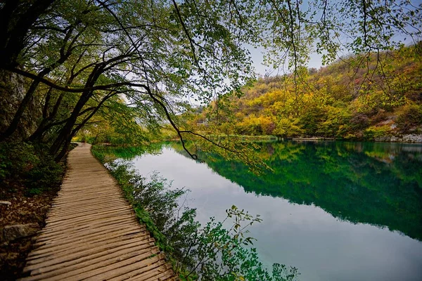 Hırvatistan 'da Sonbaharda Plitvice Gölleri Ulusal Parkı.