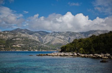 Hırvatistan 'ın güneyindeki Korcula adasının kıyı şeridi ve Peljesac yarımadasının manzarası.