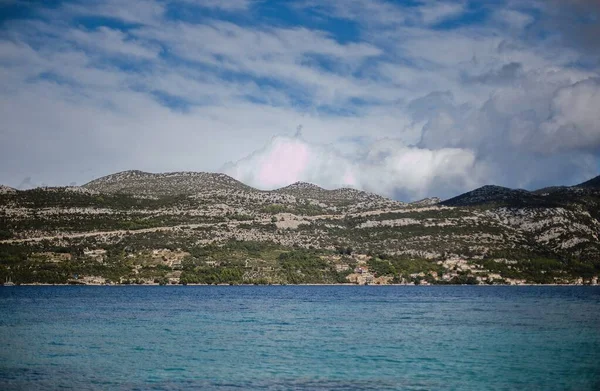 クロアチア南部のコルクラ島の海岸線とペレサツ半島の景色 — ストック写真