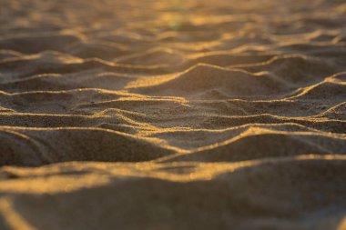 Polonya 'nın Batı Pomeranya Voyvoda Tembel' de gün batımında boş bir plaj. Güneşin ışınları kumun üzerinde altın saatinde.