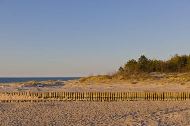 Polonya 'daki Batı Pomeranya Voyvoda, Azy ve Uniecie' de altın saat boyunca boş bir sahil..