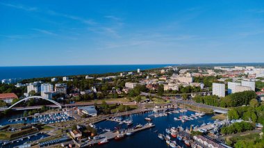 Kolobrzeg 'de güneşli bir gün. Polonya, Kolobrzeg 'deki deniz manzarası.
