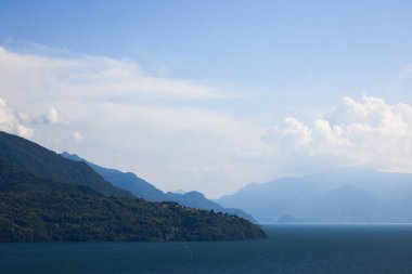 İtalya 'da Como Gölü yakınlarındaki dağ sıraları. İtalya 'nın kuzeyi, Lombardiya.
