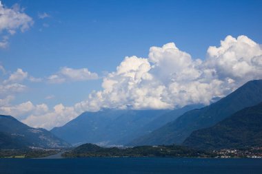 İtalya 'da Como Gölü yakınlarındaki dağ sıraları. İtalya 'nın kuzeyi, Lombardiya.