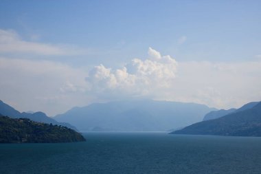 İtalya 'da Como Gölü yakınlarındaki dağ sıraları. İtalya 'nın kuzeyi, Lombardiya.