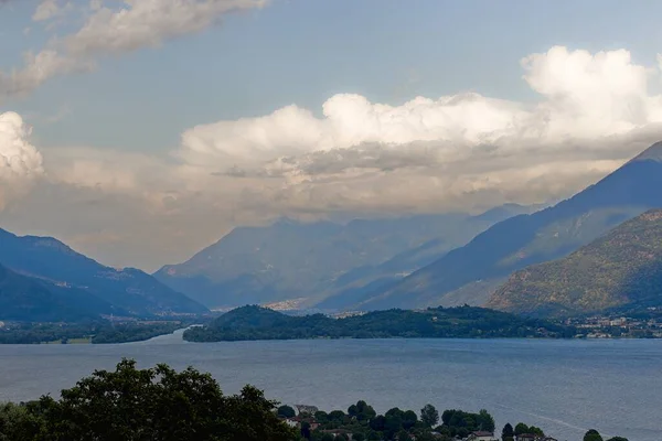 Talya Como Gölü Yakınlarındaki Dağ Sıraları Talya Nın Kuzeyi Lombardiya — Stok fotoğraf
