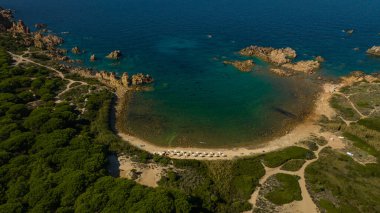 Sardinya 'nın kuzeybatısındaki Di Cala' nın kayalık ve kumlu plajı. Güneşli bir günde drone fotoğrafları çekildi. Eylülün sonunda güneşli bir gün.