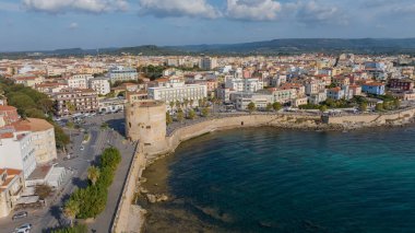 Sardinya 'daki eski Alghero kasabasının hava manzarası. Güneşli bir günde insansız hava aracıyla çekilmiş bir fotoğraf. Eski şehrin panoramik manzarası ve Alghero limanı, Sardunya, İtalya.