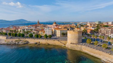 Sardinya 'daki eski Alghero kasabasının hava manzarası. Güneşli bir günde insansız hava aracıyla çekilmiş bir fotoğraf. Eski şehrin panoramik manzarası ve Alghero limanı, Sardunya, İtalya.
